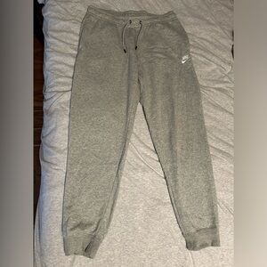 Nike sportswear essential sweatpants